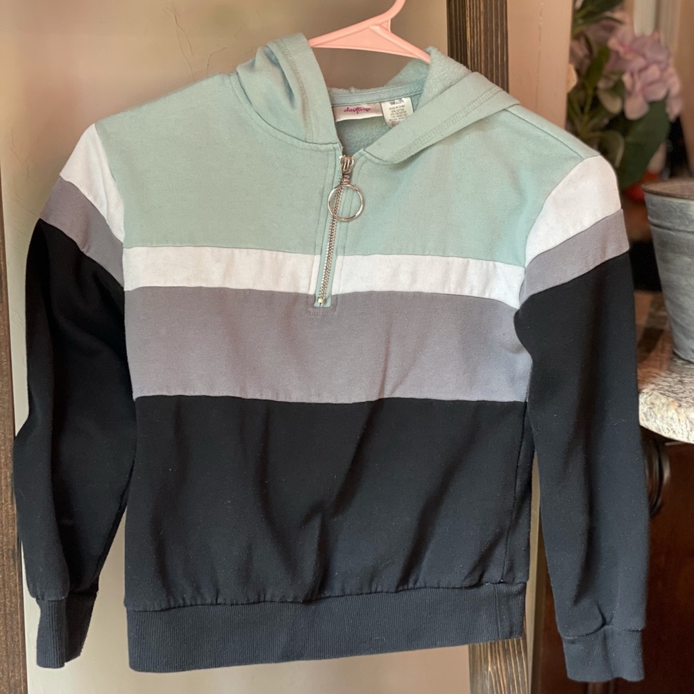 Day trip, size small pullover